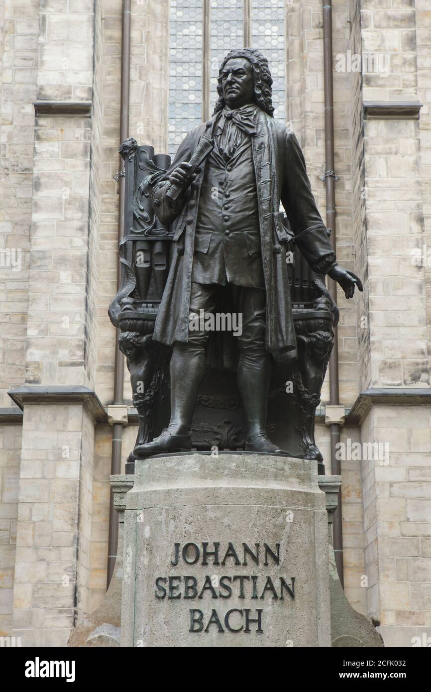 Monument du compositeur allemand Johann Sebastian Bach conçu par le sculpteur allemand Carl Seffner (1908) à côté de l'église St Thomas (Thomaskirche) à Leipzig, en Saxe, en Allemagne. Banque D'Images