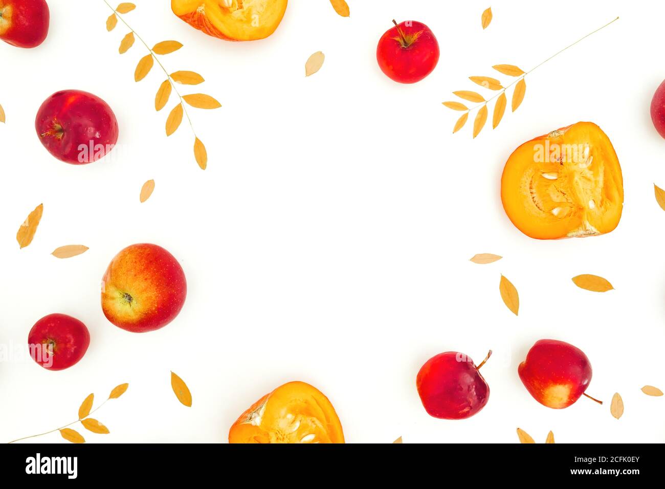 Composition automatique du cadre. Feuilles d'automne, pomme et citrouille sur fond blanc. Concept de jour de Thanksgiving. Flat lay, vue de dessus Banque D'Images