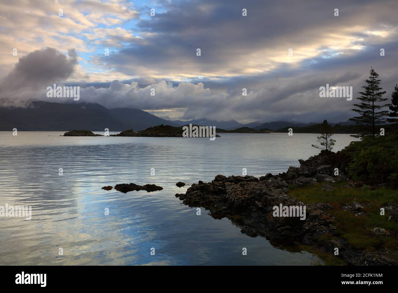 Vue panoramique sur un Loch Carron près de Duirinish au coucher du soleil, Plockton, West Highlands, Écosse, Royaume-Uni. Banque D'Images