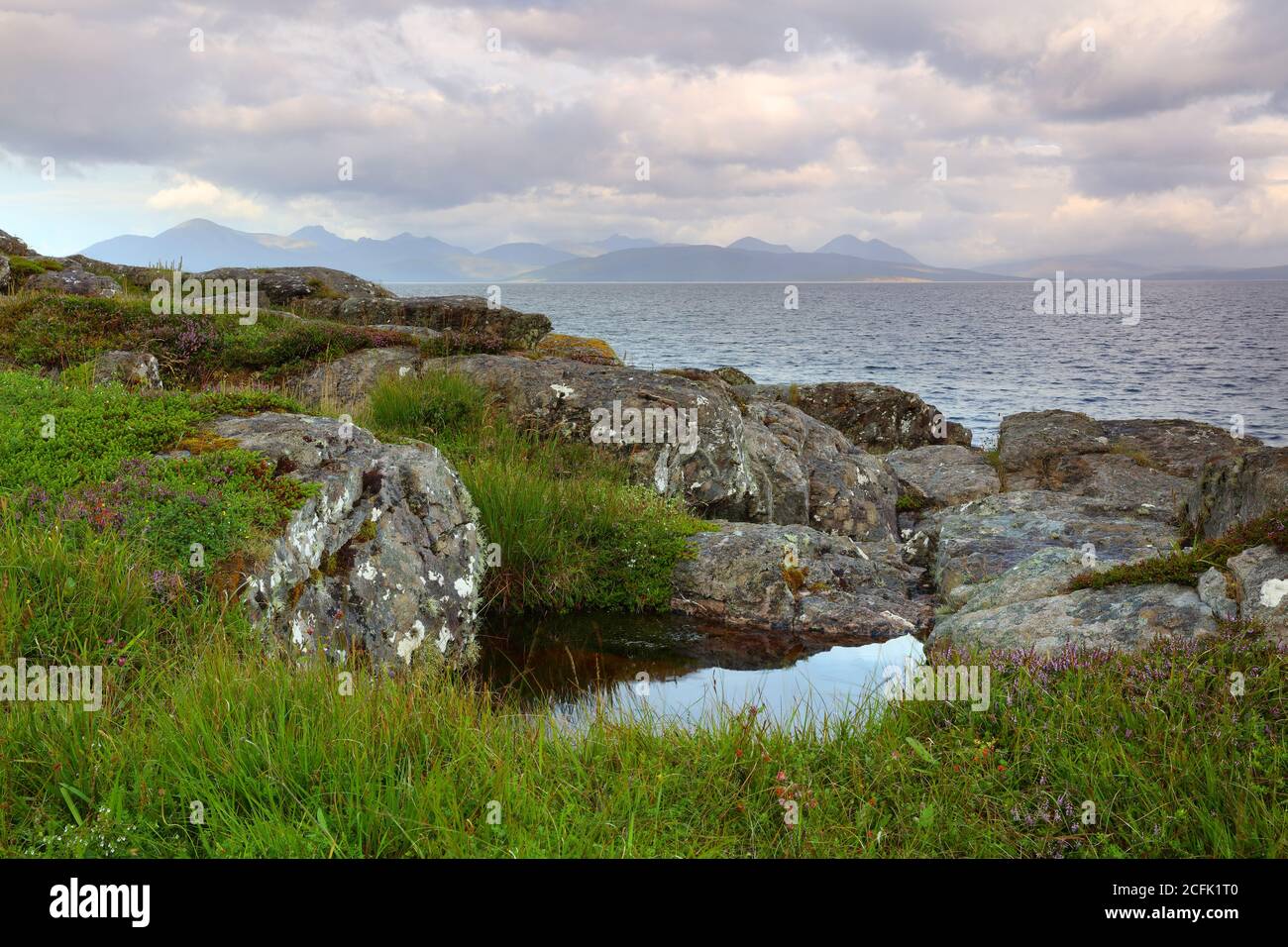 Vue sur Inner Sound et l'île de Skye depuis près de Duirinish, West Highlands, Écosse, Royaume-Uni. Banque D'Images