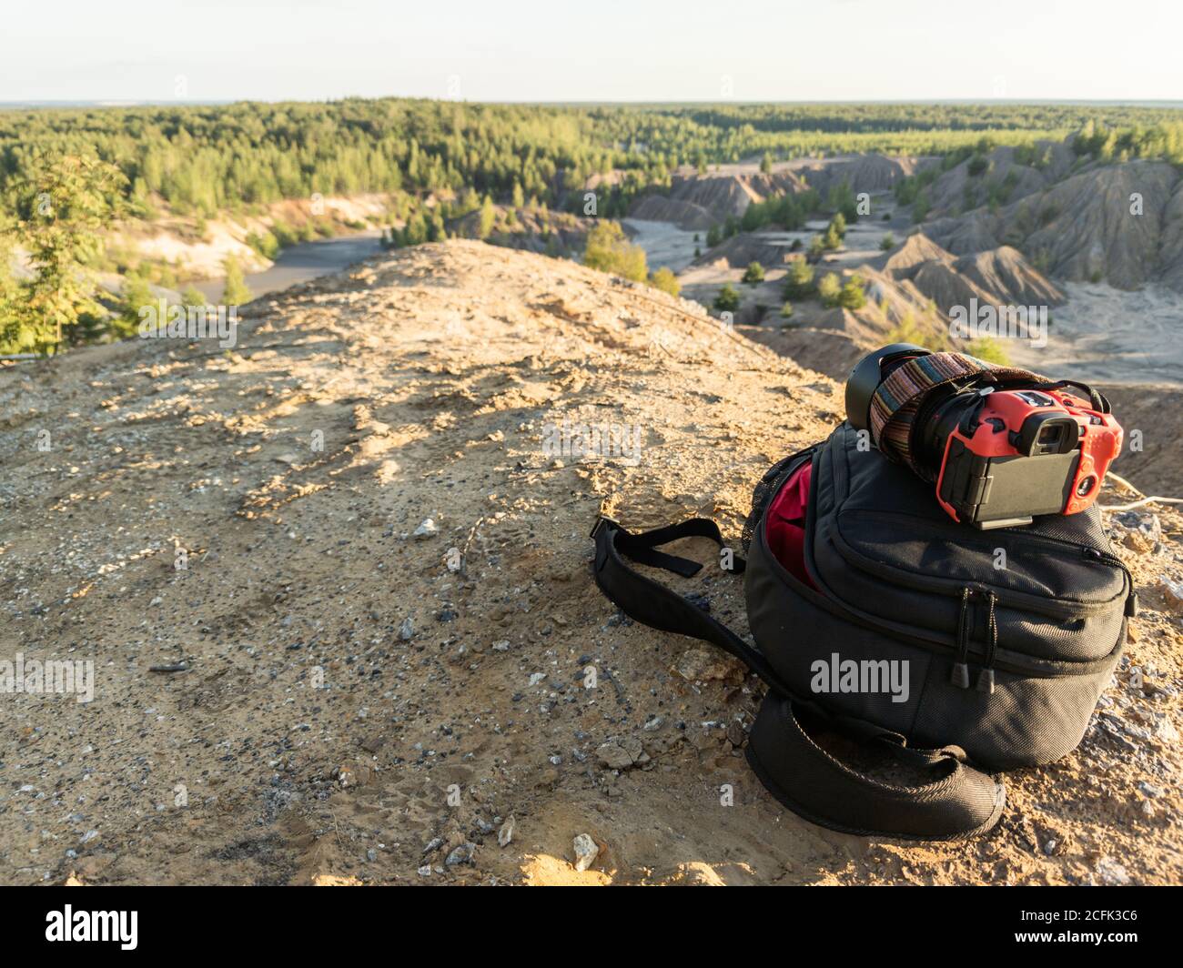 appareil photo professionnel et sac à dos photo au sommet de la colline en été Banque D'Images
