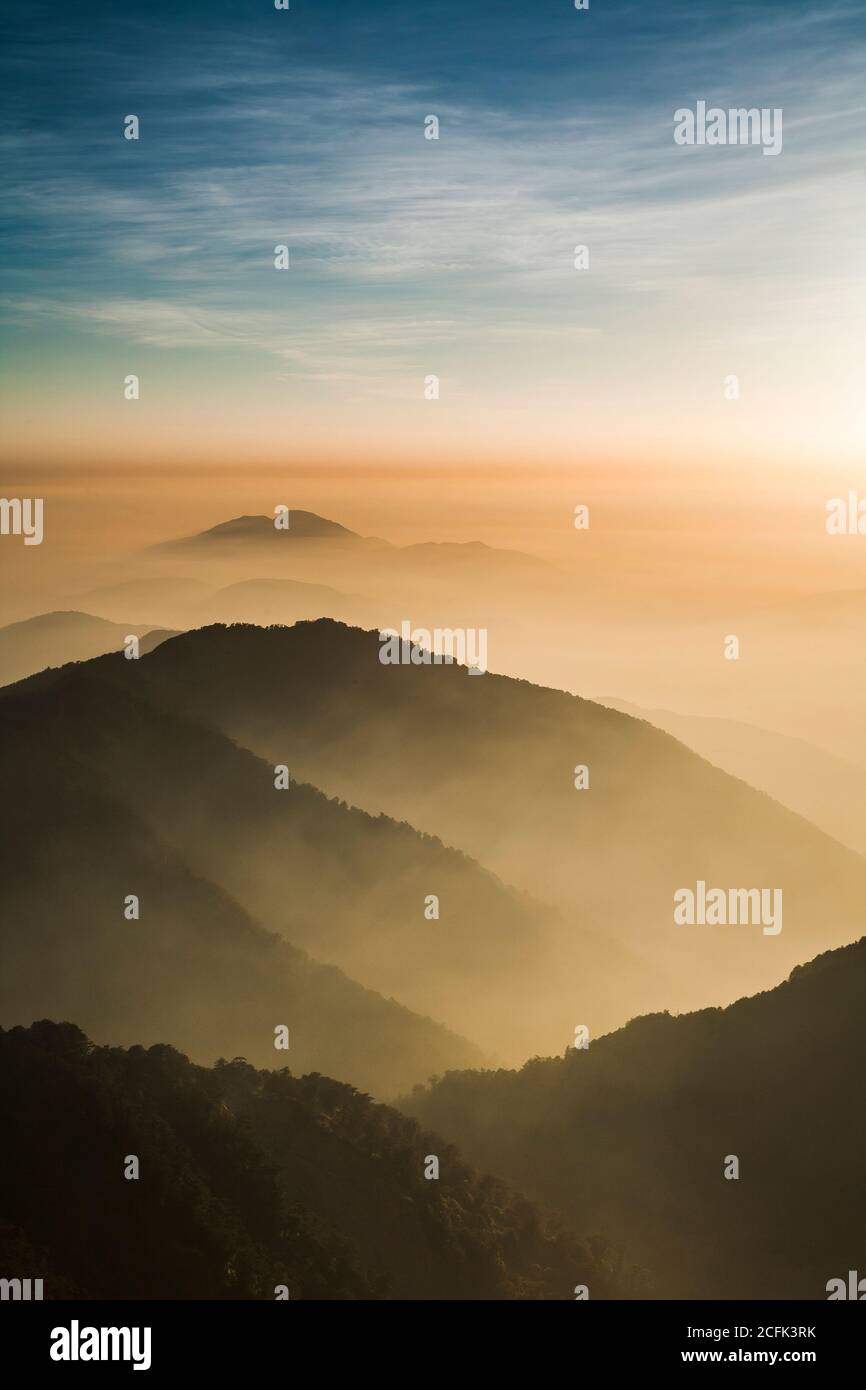 Des couches de magnifiques montagnes au lever du soleil avec des nuages colorés en arrière-plan. Hehuan Mountain à Taiwan, en Asie. Banque D'Images