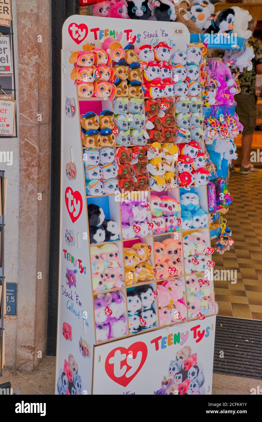 St. Wolfgang, Autriche - 09 juillet 2020 : une collection de poupées en peluche de marque Ty sur une étagère de magasin. Ty est maintenant le plus grand fabricant de jouets en peluche au monde. Banque D'Images