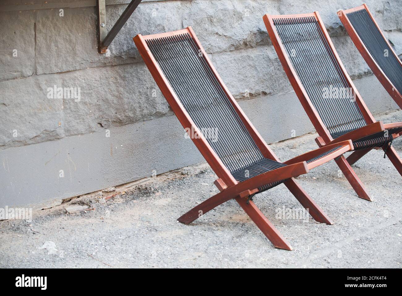 Chaises longues en plein air dans la ville chaude d'été Banque D'Images