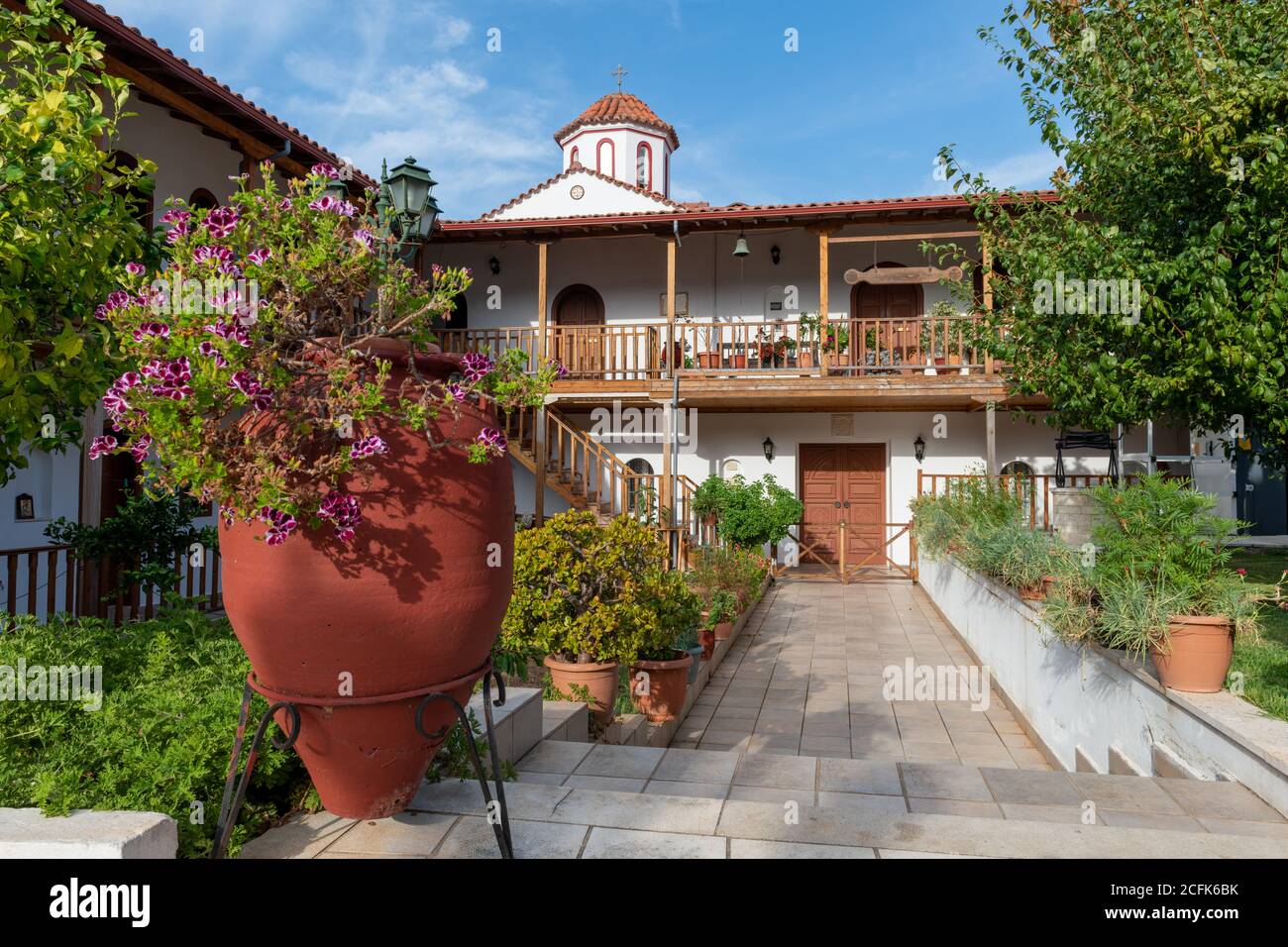Les beaux jardins et bâtiments du monastère de Faneromeni, une attraction religieuse et touristique grecque orthodoxe majeure. Banque D'Images