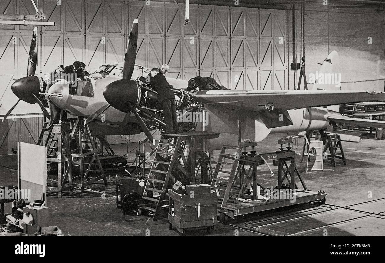 Assemblage d'un de Havilland DH.98 Mosquito, bimoteur, avions de combat multirôle, inhabituel en ce que son cadre a été construit principalement en bois, d'où son surnom. La «merveille en bois». Conçu à l'origine comme un bombardier rapide non armé, le Mosquito a évolué pendant la guerre en de nombreux rôles, y compris un bombardier tactique de jour de basse à moyenne altitude, un bombardier de nuit de haute altitude, un détecteur de chemin, un chasseur de jour ou de nuit, un chasseur-bombardier, un intrus, une attaque maritime et un avion de photo-reconnaissance. Banque D'Images
