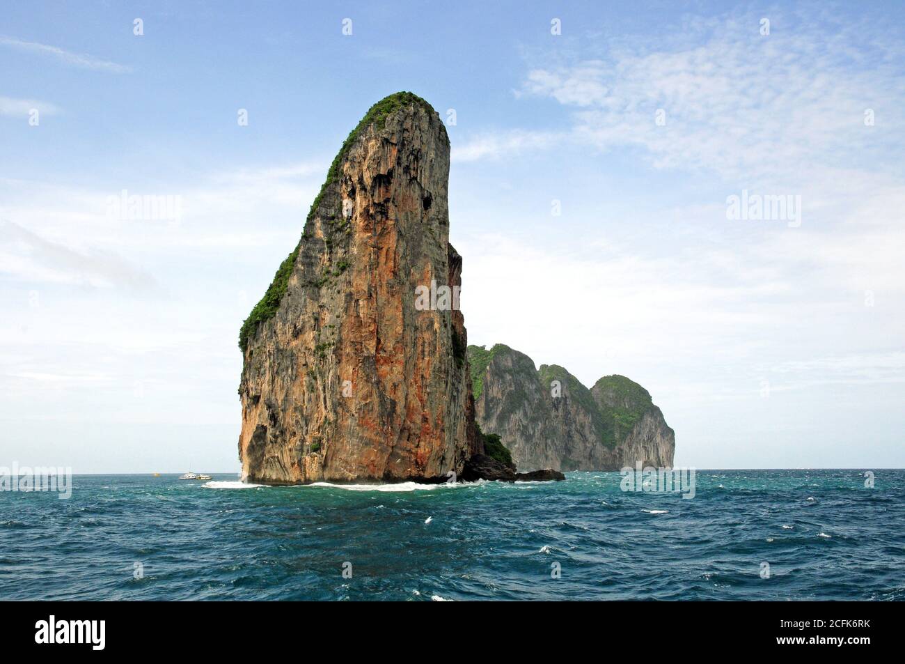 Les falaises de Ko Phi Phi Lee s'élèvent de la mer d'Andaman. Banque D'Images