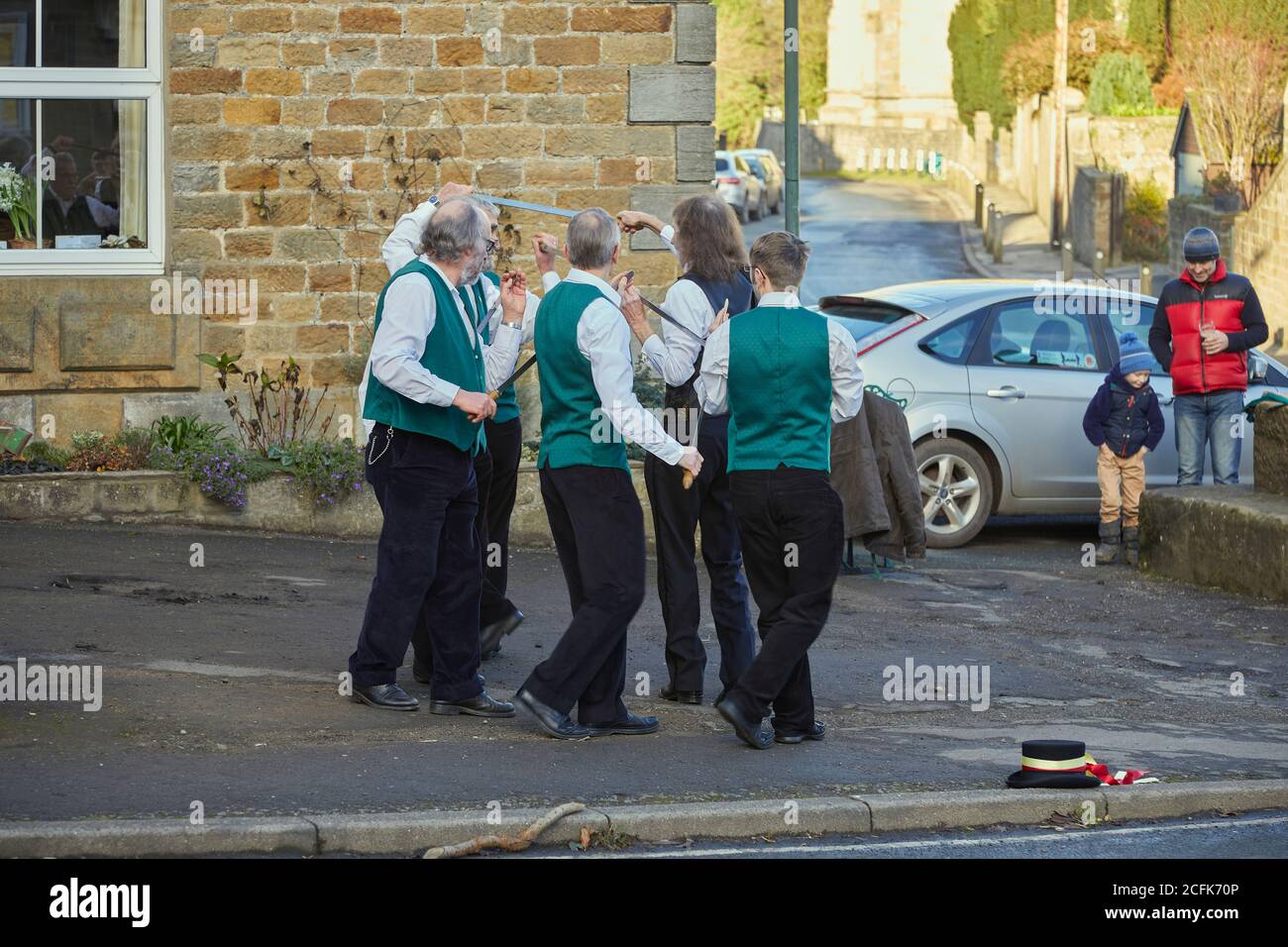 Groupe de Longsabre à flanc de montagne dansant près de la Croix du marché à Kirkby Malzeard le lendemain de Noël ensoleillé mais frais. 26/12/2017 Banque D'Images