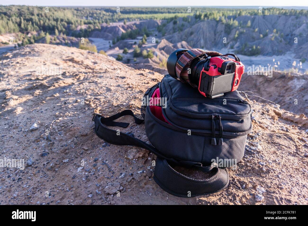 appareil photo professionnel et sac à dos photo au sommet de la colline en été Banque D'Images