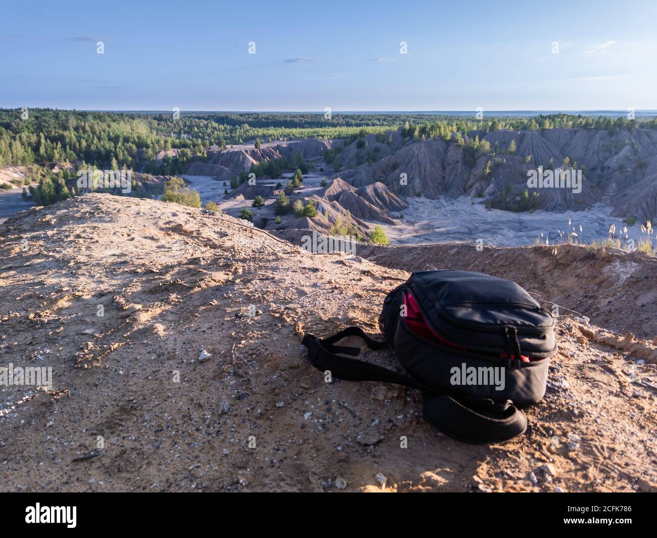 petit sac à dos noir en haut de la colline en été jour Banque D'Images