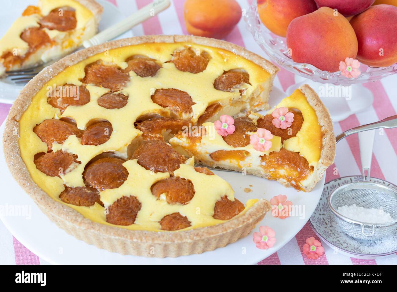 tarte à l'abricot sur une assiette à gâteau et abricots frais Banque D'Images