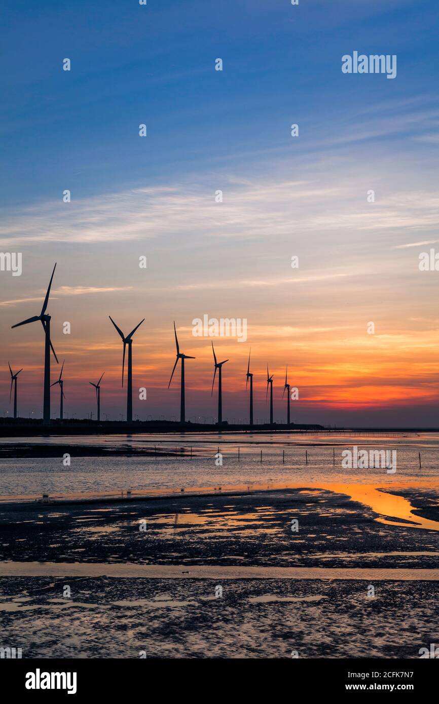 Les zones humides de Gaomei sont le paysage et la centrale éolienne de Taichung Taiwan. Systèmes énergétiques et énergies renouvelables. Banque D'Images