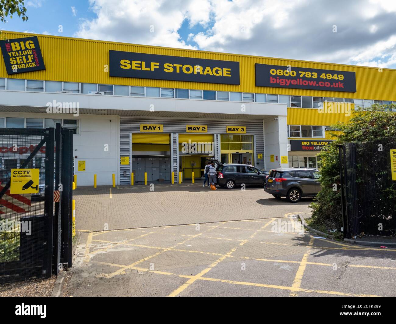 La société, Big Yellow, une entreprise offrant des espaces de stockage et des solutions aux entreprises et aux particuliers. Banque D'Images