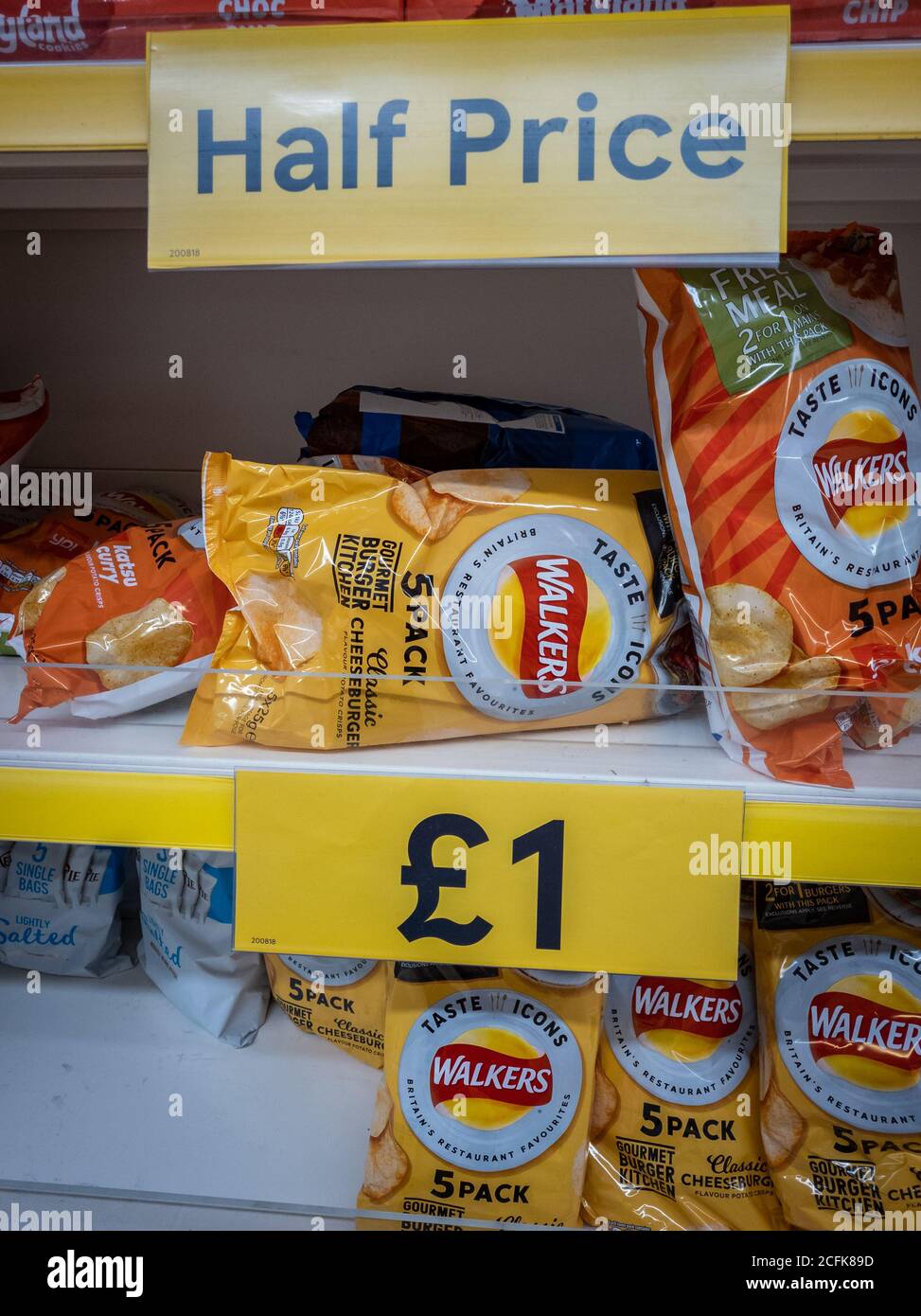 Haut gras, haut calories de la nourriture de junk offre dans un supermarché. Banque D'Images
