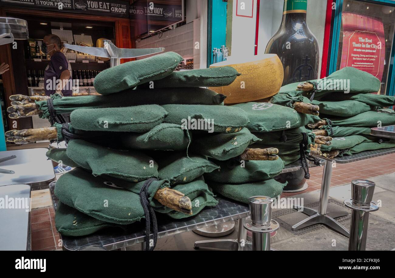 L'une des boutiques du marché de Leadenhall offrant une sélection de jambon et de vin. Banque D'Images