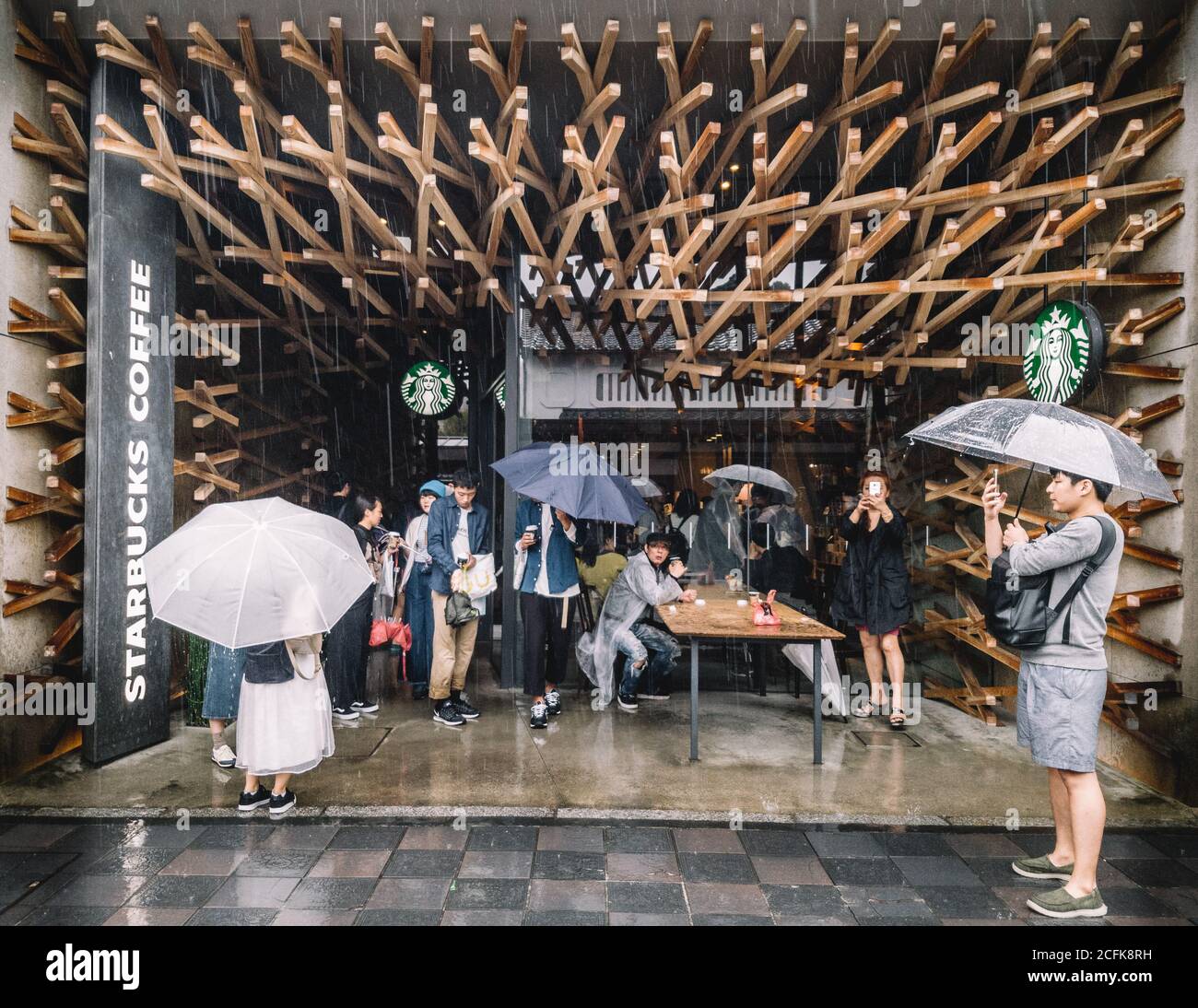 Dazaifu, Fukuoka, Japon - Starbucks Dazaifu Tenmangu, une des plus belles branches. Le magasin concept unique avec des boiseries traditionnelles. Banque D'Images