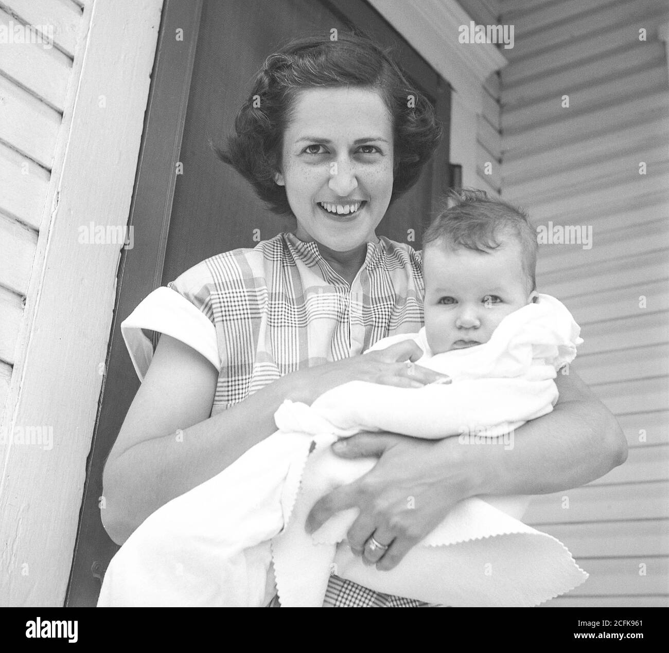 Mère et nouvelle fille, Photographie noir et blanc d'époque des années 1950 Banque D'Images