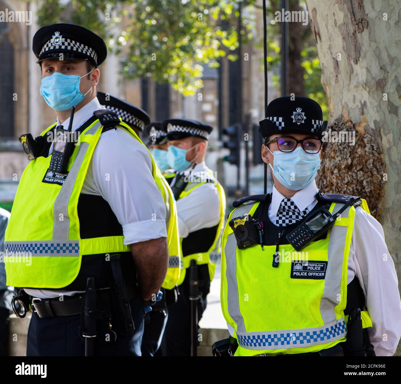 Londres, Royaume-Uni. 6 septembre 2020. Les policiers portant des masques faciaux entourent les membres du mouvement activiste du changement climatique, l'extinction Rebell Banque D'Images