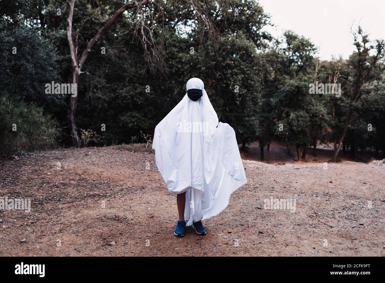 enfant créepy sans visage en costume fantôme debout dans le parc pendant  Halloween le jour couvert Photo Stock - Alamy