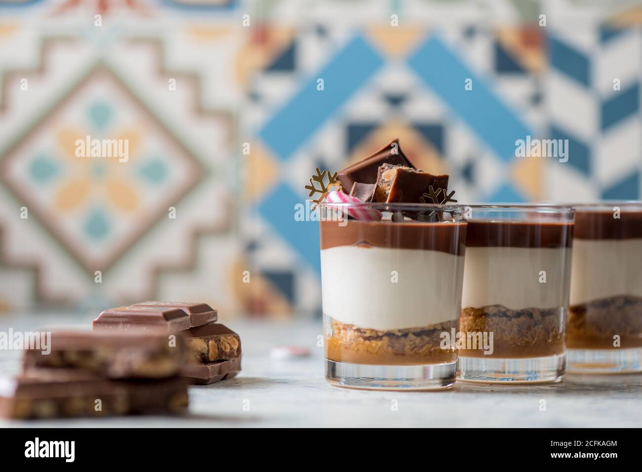 Délicieux dessert à la vanille et au chocolat dans une tasse en verre décorée avec Articles de Noël Banque D'Images