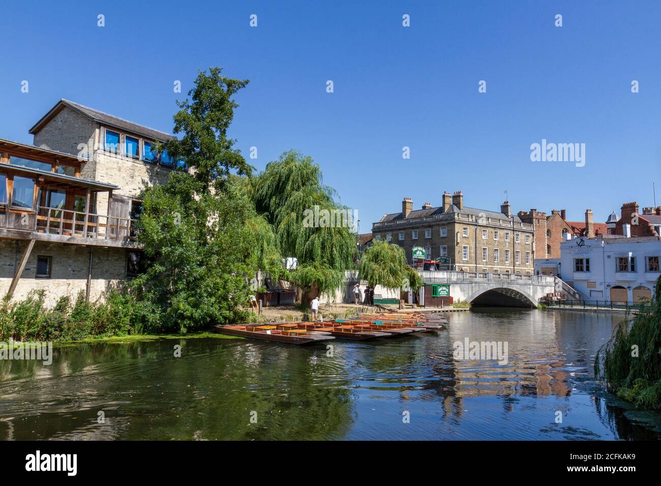 Punts sur la rivière Cam à côté de la bibliothèque du Darwin College et du pont Silver Street Bridge, Cambridge, Royaume-Uni. Banque D'Images