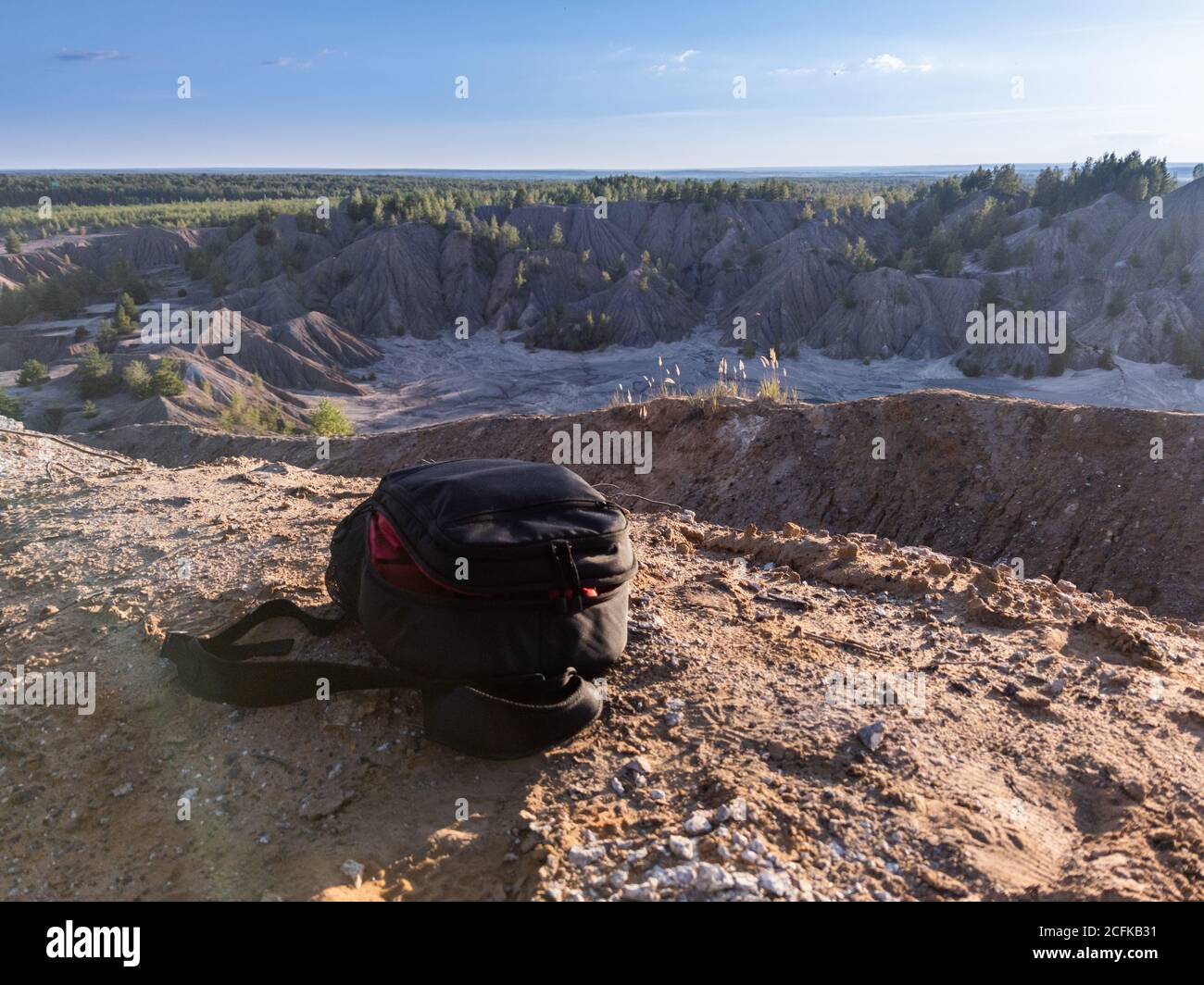 petit sac à dos noir en haut de la colline en été jour Banque D'Images