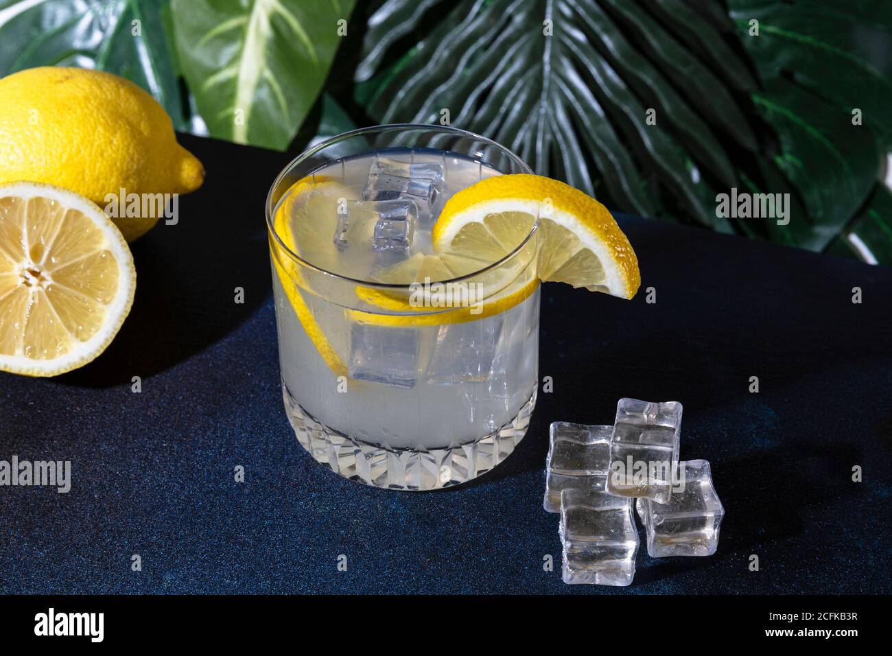 Grand Angle De Verre De Boisson Fraiche D Alcool Avec Cubes De Glace Garnis De Tranches De Citron Et Places Sur La Table En Bar Photo Stock Alamy Grand Angle De Verre De Boisson Fraiche D Alcool Avec Cubes De Glace Garnis De Tranches De Citron Et Places Sur La Table En Bar Photo Stock Alamy