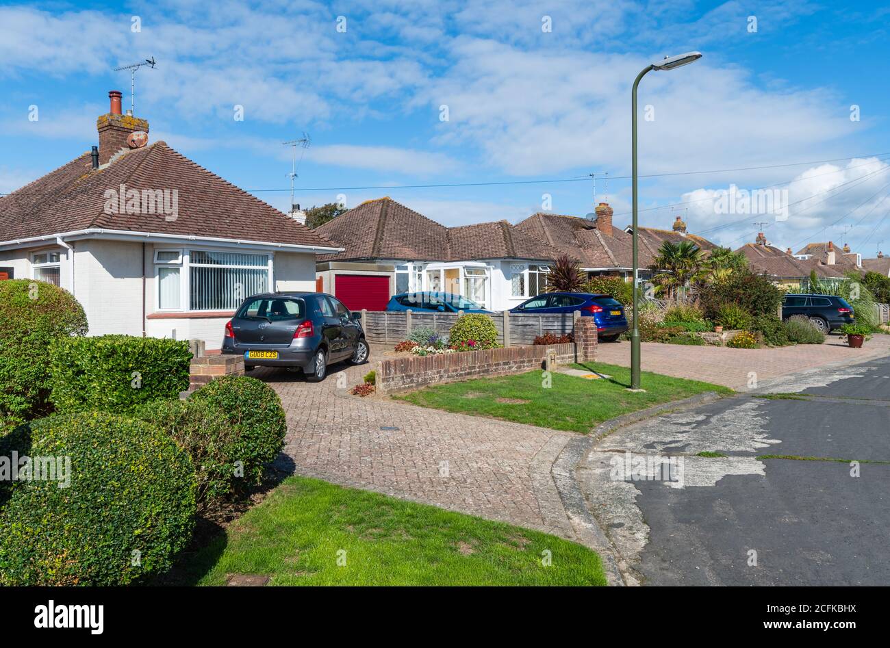Route résidentielle calme avec bungalows, parking hors rue avec accès à ses propres voies d'accès. Grandes routes pour les maisons britanniques résidentielles dans West Sussex, Angleterre, Royaume-Uni. Banque D'Images