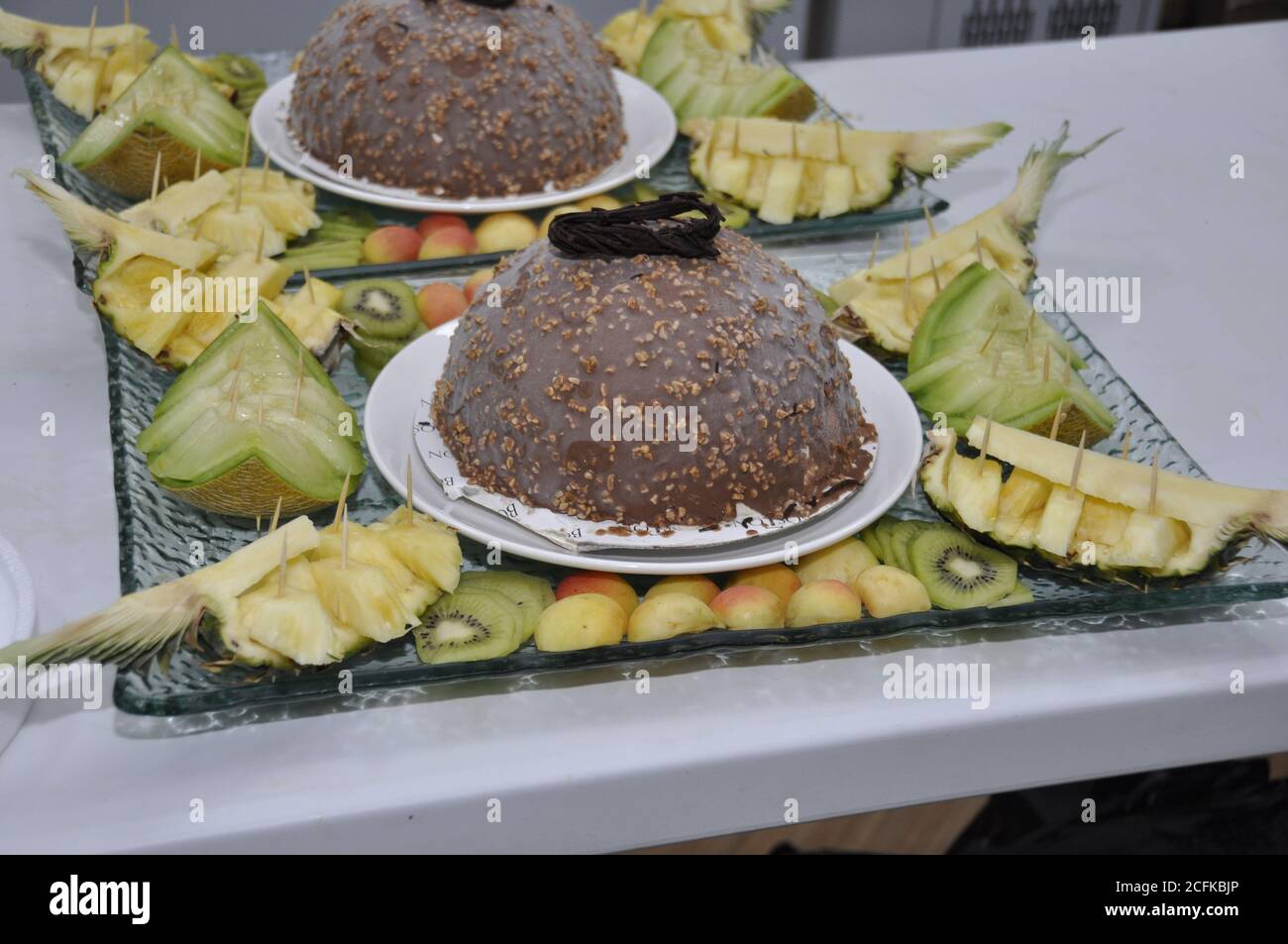 Gateau A La Creme Glacee Au Chocolat Decoration Avec Fruits Ananas Kiwi Mangue Photo Stock Alamy
