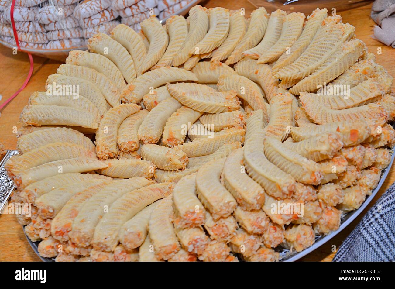 Plat avec biscuits maison de fête marocaine isolés Banque D'Images