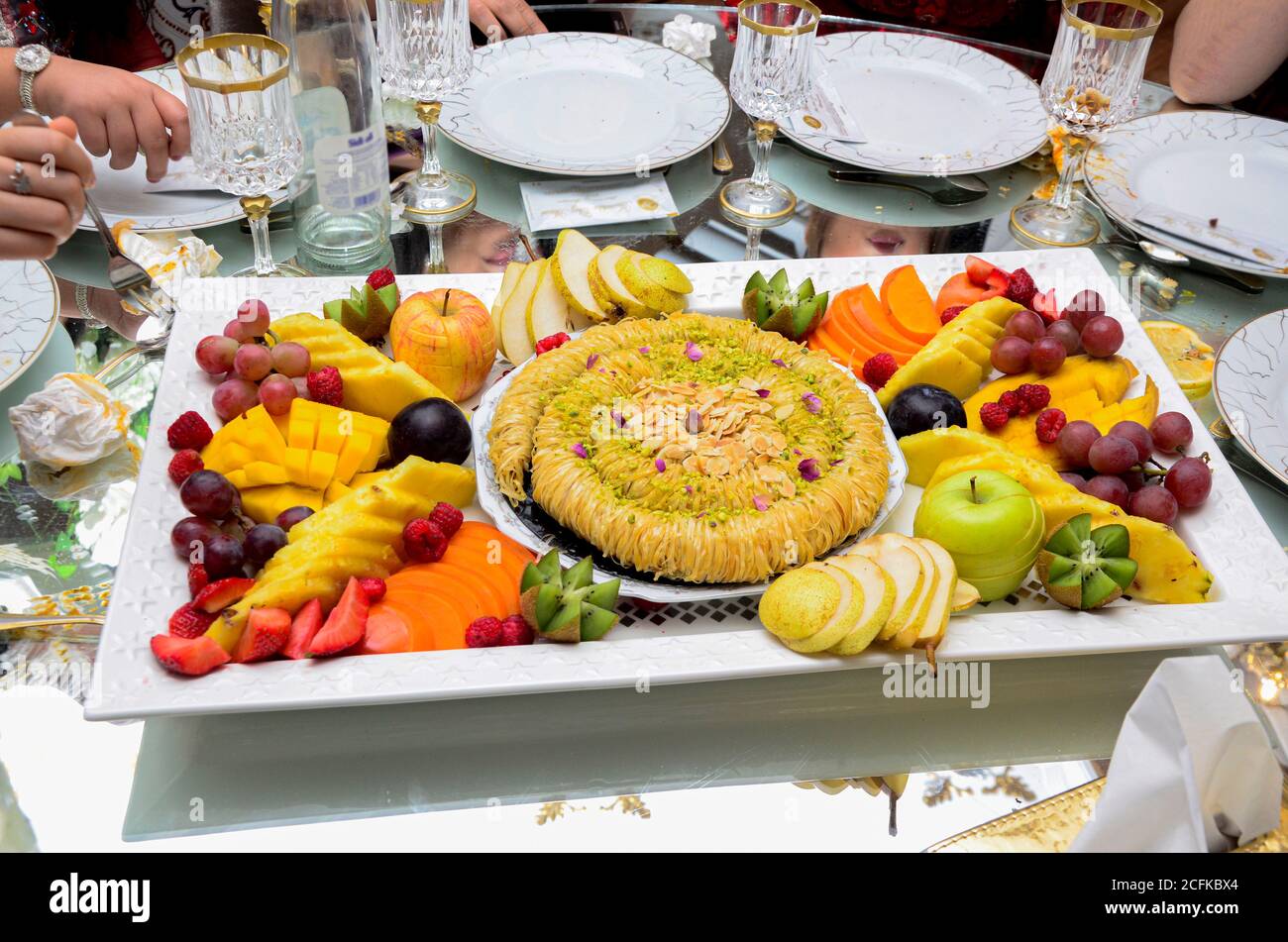 La cuisine marocaine de mariage est un doux. Fruits sucrés traditionnels  marocains Photo Stock - Alamy