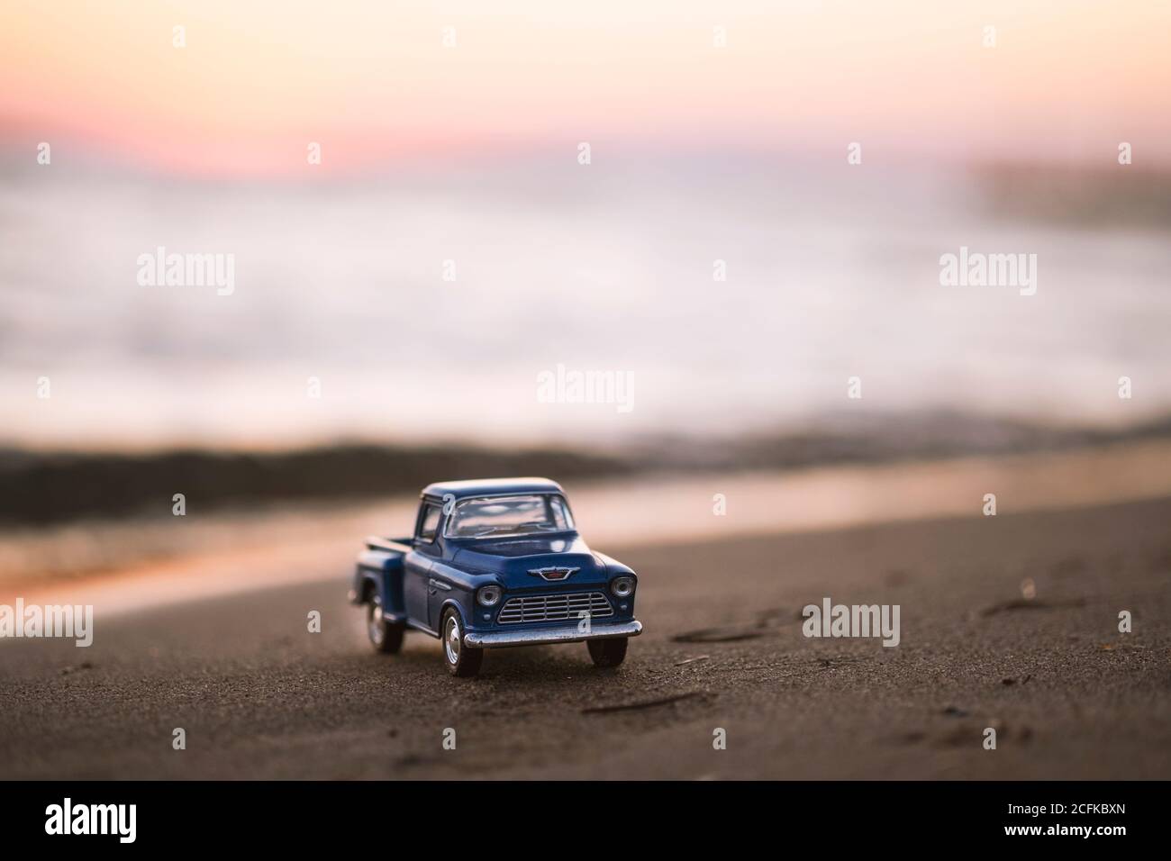 Izmir, Turquie - 22 août 2020 : gros plan d'un pick-up Chevrolet 3100 sur le sable et au coucher du soleil. Banque D'Images