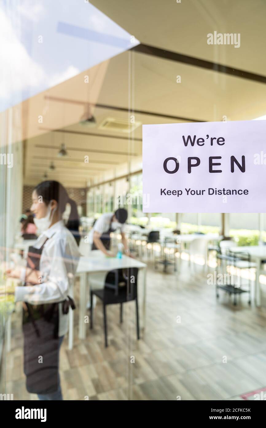 Réouverture de la signalisation du restaurant avec distance sociale pour le nouveau restaurant normal avec fond de serveur asiatique et serveuse préparer le restaurant avant ope Banque D'Images