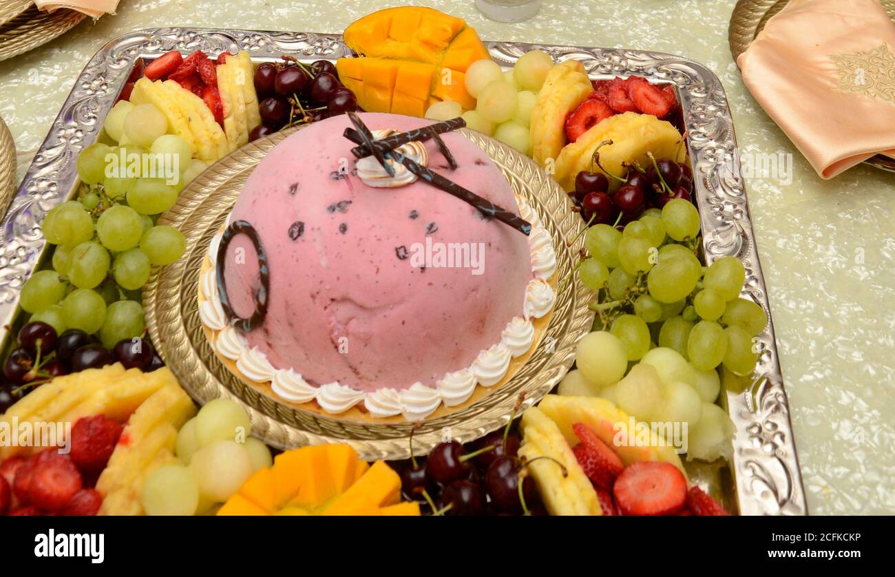 Gateau A La Creme Glacee Au Chocolat Decoration Avec Fruits Ananas Kiwi Mangue Photo Stock Alamy