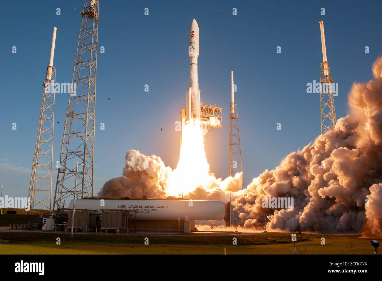 CAPE CANVERAL, FL, USA - 30 juillet 2020 - en toile de fond, une fusée United Launch Alliance Atlas V 541 s'élève du complexe Space Launch 4 Banque D'Images