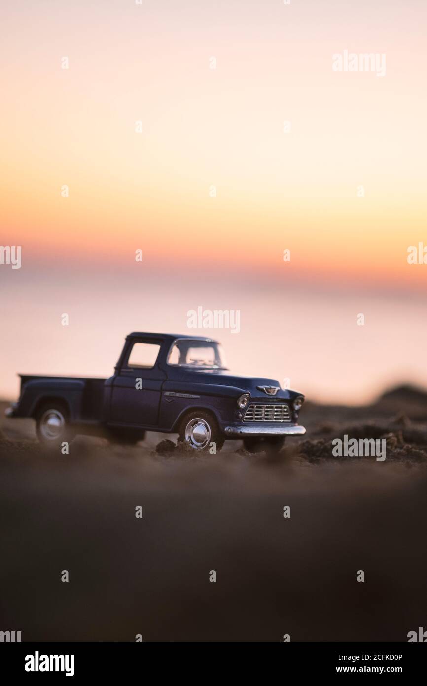 Izmir, Turquie - 22 août 2020 : gros plan d'un pick-up Chevrolet 3100 sur le sable et au coucher du soleil. Banque D'Images