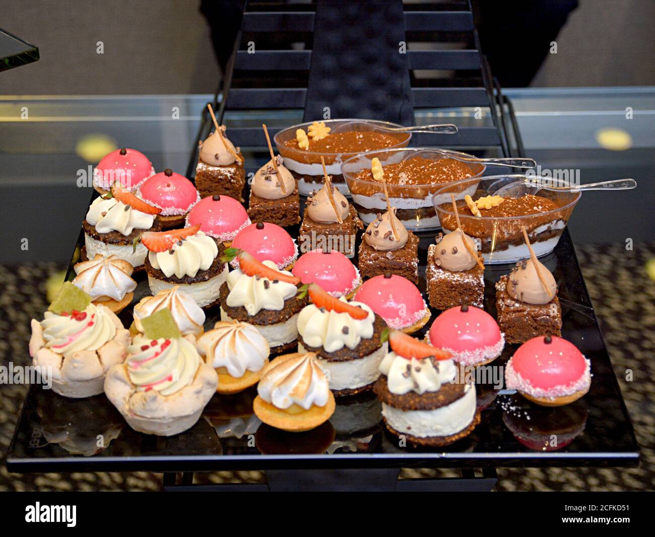 Assortiment De Mini Gateaux A La Creme Au Chocolat Et Aux Baies Sucreries Offerts Au Mariage Marocain Photo Stock Alamy