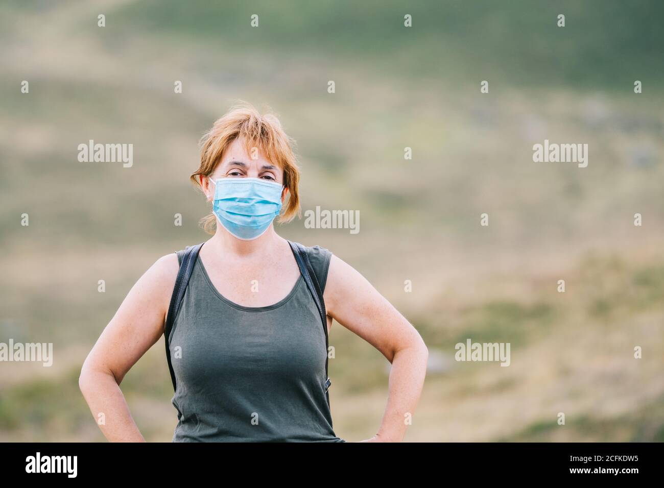 Femme voyageant mettant un masque médical sur son visage Banque D'Images