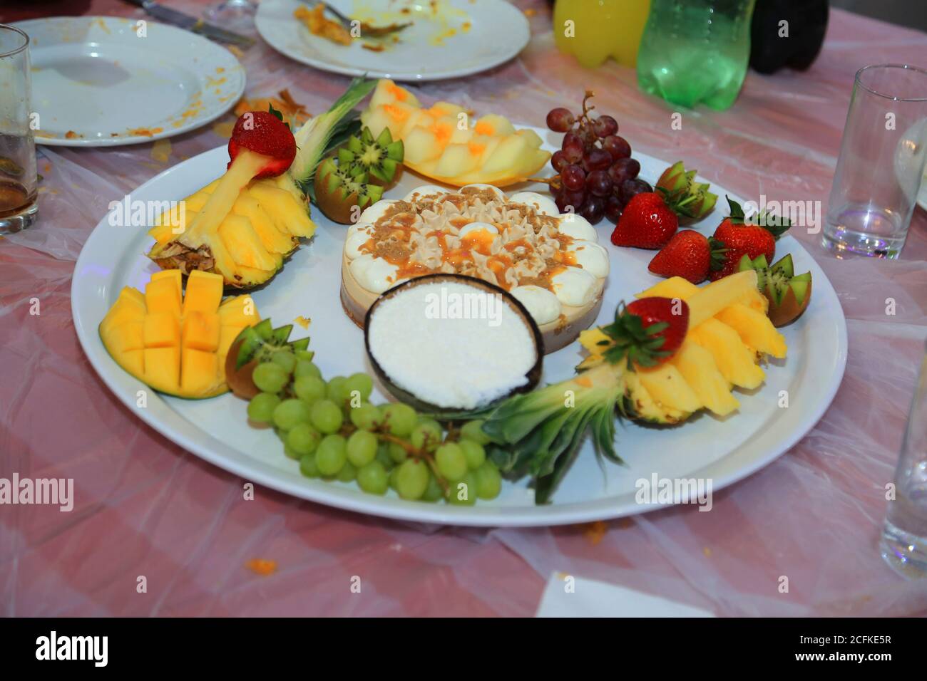 Gateau A La Creme Glacee Au Chocolat Decoration Avec Fruits Ananas Kiwi Mangue Photo Stock Alamy