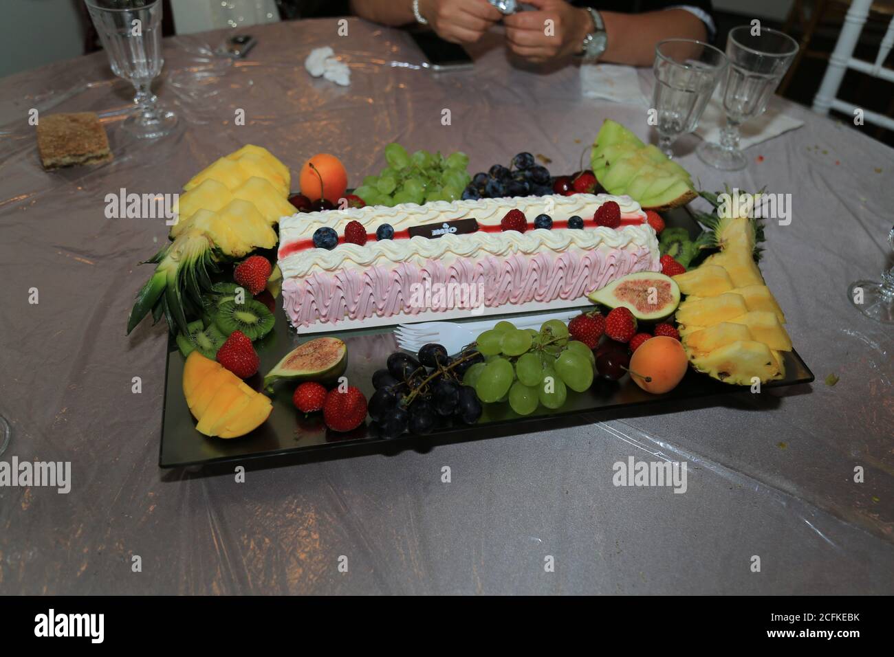 Gateau A La Creme Glacee Au Chocolat Decoration Avec Fruits Ananas Kiwi Mangue Photo Stock Alamy
