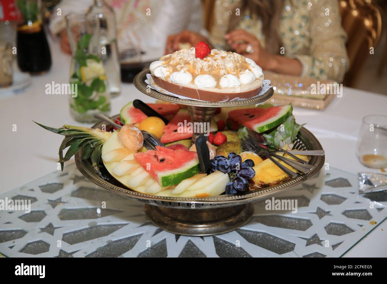 Gateau A La Creme Glacee Au Chocolat Decoration Avec Fruits Ananas Kiwi Mangue Photo Stock Alamy