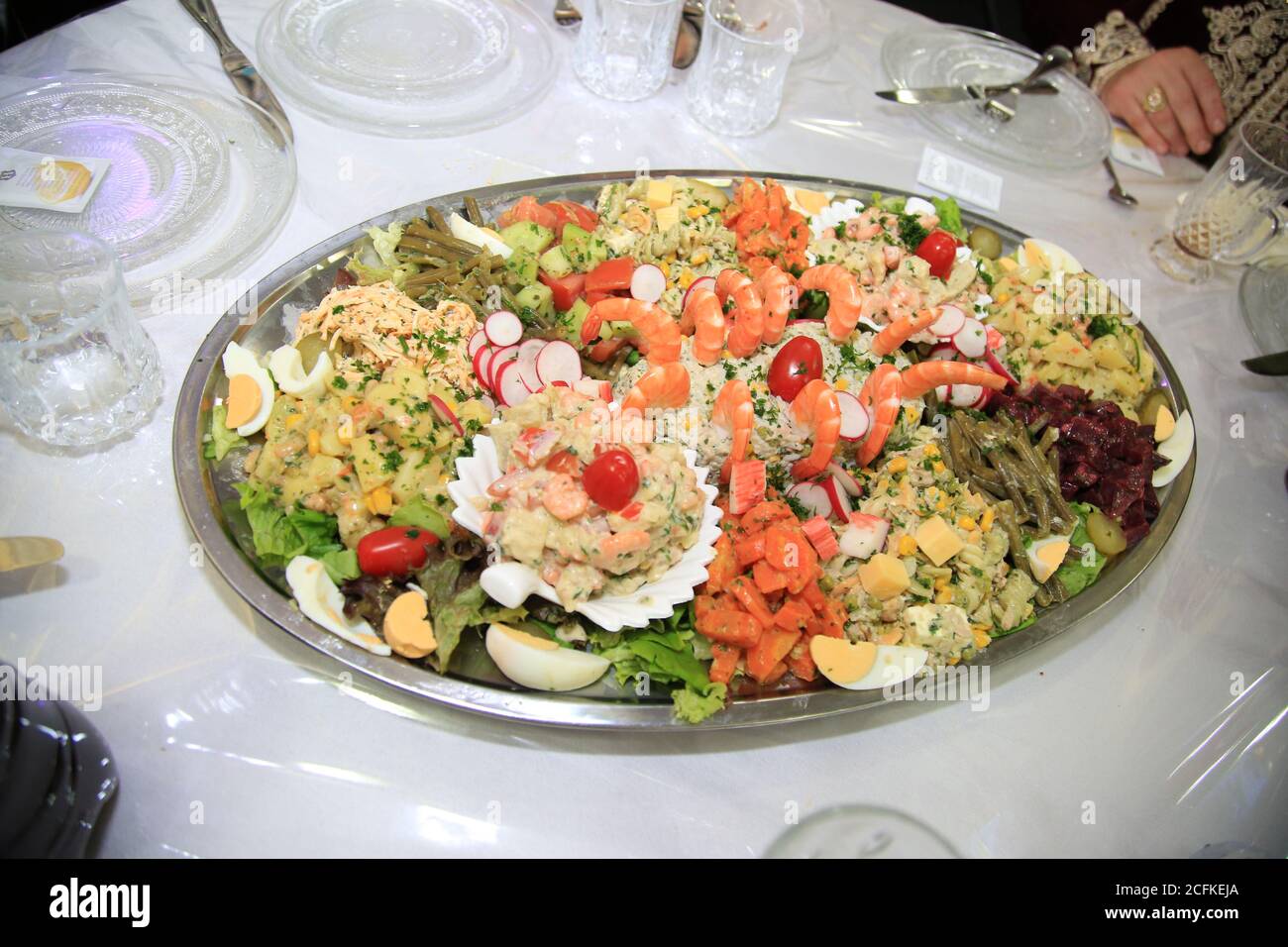 Salade avec crevettes pour mariages et événements. Salades de mariage Banque D'Images