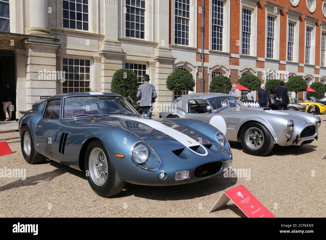 Ferrari 250 GTO (1962) et AC Cobra 289 Competition (1964), Concours of Elegance 2020, Hampton court Palace, Londres, Royaume-Uni, Europe Banque D'Images