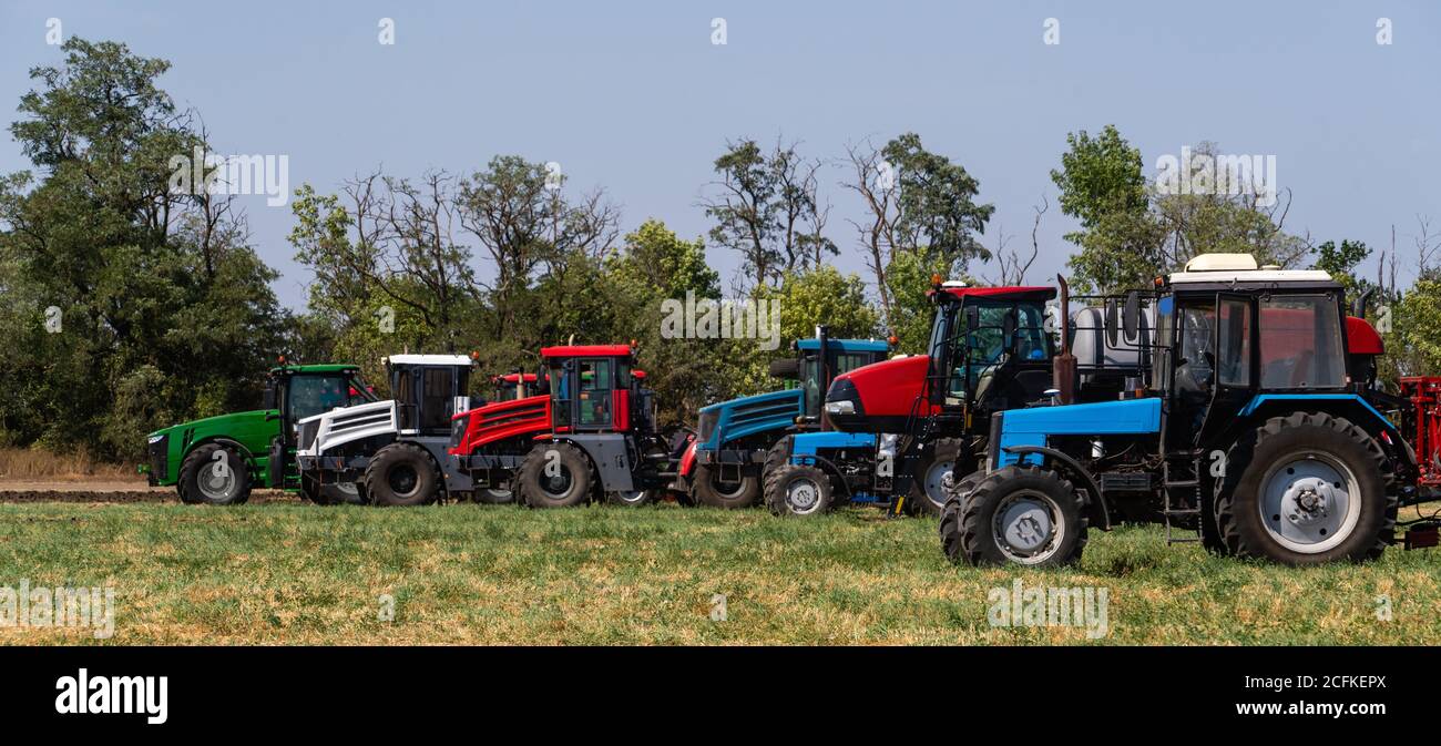 Parc de machines agricoles sur le terrain. Banque D'Images