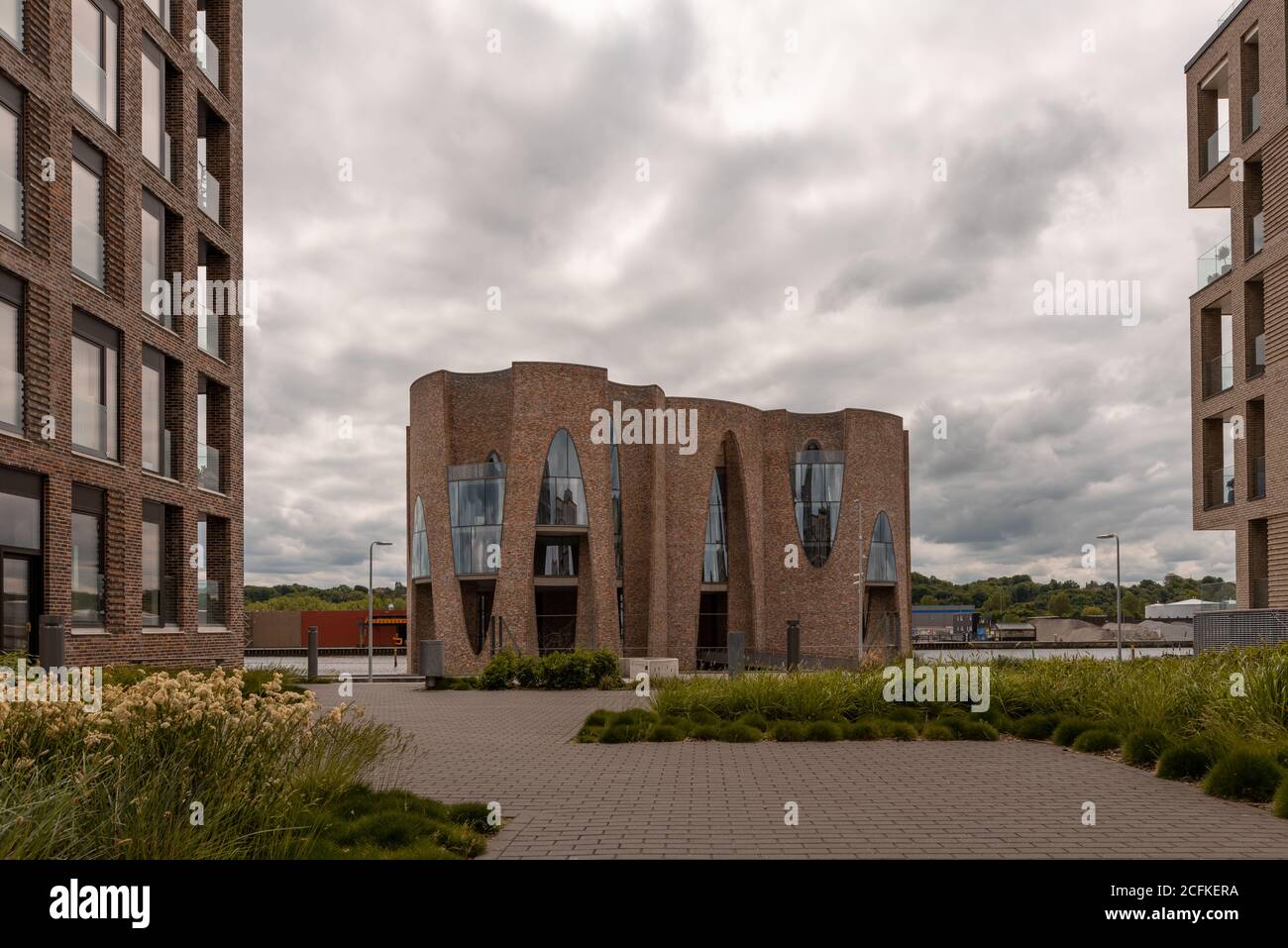 L'emblématique Fjordenhus entre deux maisons dans le bassin portuaire de Vejle, Danemark, 9 juin 2020 Banque D'Images