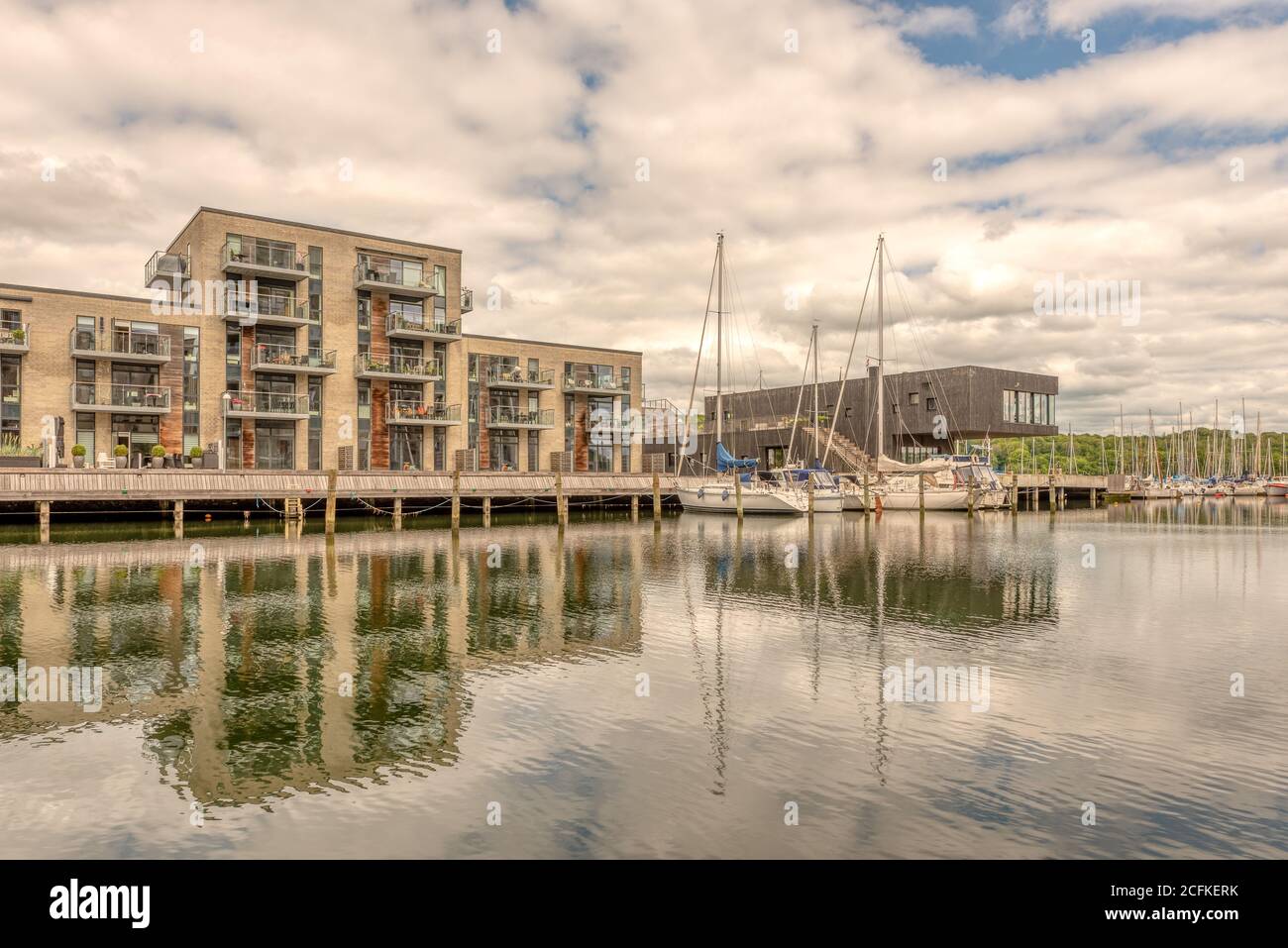 Marina avec appartements modernes en bord de mer et voiliers dans le port de Vejle, Danemark, 9 juin 2020 Banque D'Images