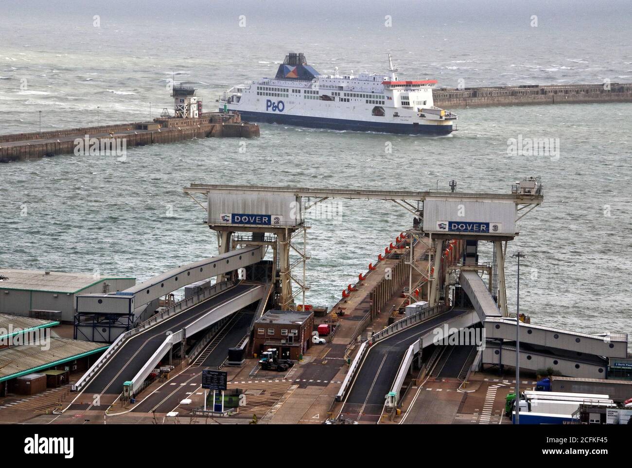 Dover, Royaume-Uni. 03ème septembre 2020. Un ferry P&O arrive au port. Très peu de signes d'autre chose que le fret de camion au terminal de Douvres. Aucun passager à pied ou voiture ne semble s'embarquer ou débarquer avec le récent besoin de s'isoler lors de son retour de France qui semble avoir frappé Douvres durement. Le principal port de ferry du Royaume-Uni a été frappé deux fois cette année. Tout d'abord, l'incertitude continue sur la manière dont le Brexit va affecter le commerce européen et maintenant les restrictions de quarantaine Covid-19 qui ont été mises en place il y a quinze jours. Crédit : SOPA Images Limited/Alamy Live News Banque D'Images