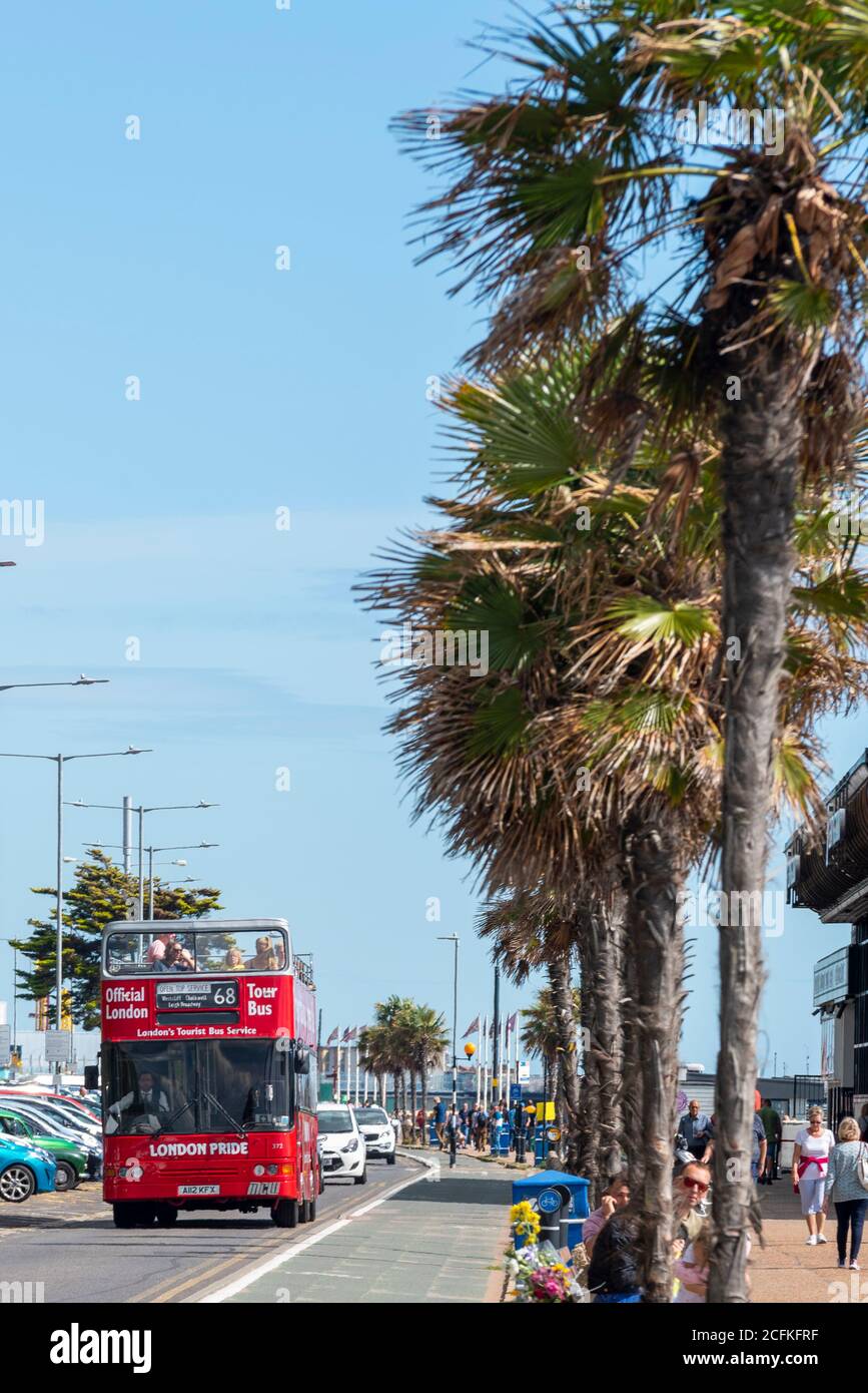 Southend on Sea, Essex, Royaume-Uni. 6 septembre 2020. La compagnie d'autobus Ensignbus a assuré un service d'autobus à toit ouvert régulier de Leigh on Sea à Southend Pier tout au long de l'été, comme la route 68 et appelé le service de bord de mer. À la fin de la saison, l'entreprise a aujourd'hui dirigé un « Extravaganza 68 » et utilisé un certain nombre de véhicules spéciaux sur l'itinéraire, tels qu'une réplique de 1913 B-type, 1971 Daimler Fleetline, un ancien bus touristique de Londres 1984 MCW Metroliner (en photo), et des bus « invités » Banque D'Images