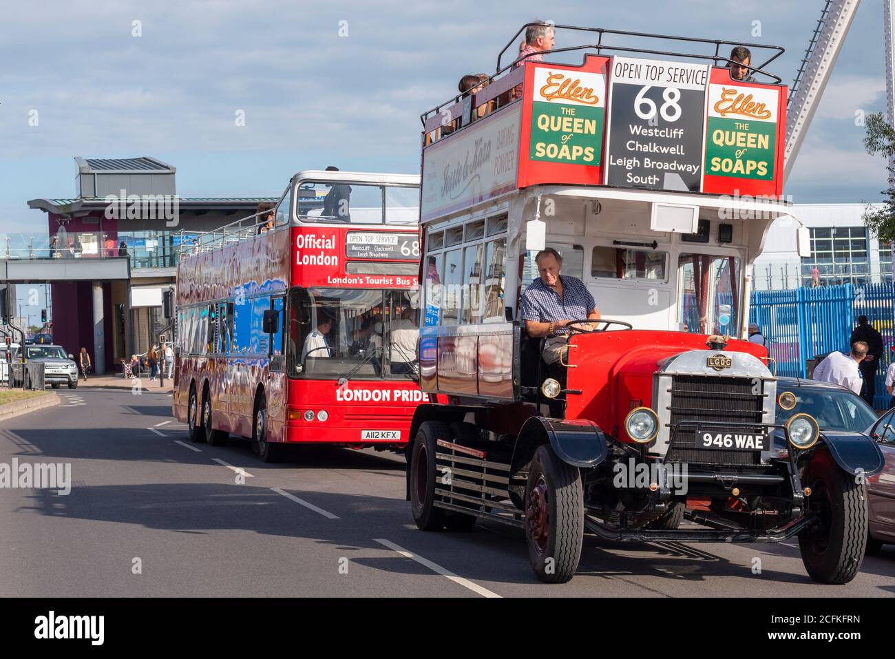 Southend on Sea, Essex, Royaume-Uni. 6 septembre 2020. La compagnie d'autobus Ensignbus a assuré un service d'autobus à toit ouvert régulier de Leigh on Sea à Southend Pier tout au long de l'été, comme la route 68 et appelé le service de bord de mer. À la fin de la saison, l'entreprise a aujourd'hui dirigé un « Extravaganza 68 » et utilisé un certain nombre de véhicules spéciaux sur l'itinéraire, tels qu'une réplique de type B 1913 (photo), 1971 Daimler Fleetline, un ancien bus touristique de Londres 1984 MCW Metroliner (photo ci-dessous), et des bus « invités » Banque D'Images