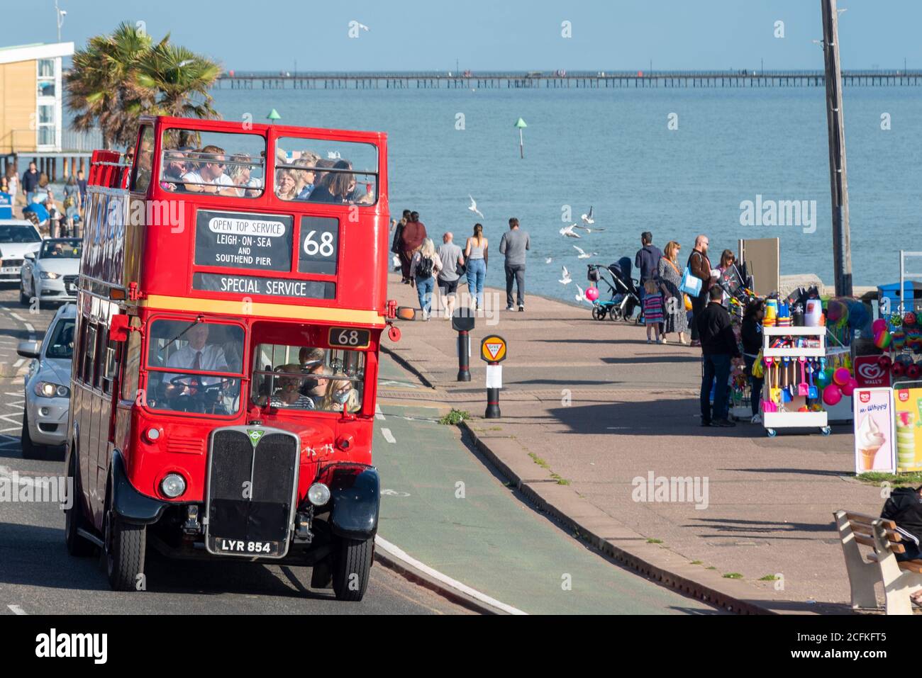 Southend on Sea, Essex, Royaume-Uni. 6 septembre 2020. La compagnie d'autobus Ensignbus a assuré un service d'autobus à toit ouvert régulier de Leigh on Sea à Southend Pier tout au long de l'été, comme la route 68 et appelé le service de bord de mer. À la fin de la saison, l'entreprise a aujourd'hui organisé un « Extravaganza 68 » et utilisé un certain nombre de véhicules spéciaux sur l'itinéraire, tels qu'une réplique 1913 B-type, 1971 Daimler Fleetline, un ancien bus touristique de Londres 1984 MCW Metroliner, Et « guest » bus - comme AEC Regent III illustré Banque D'Images